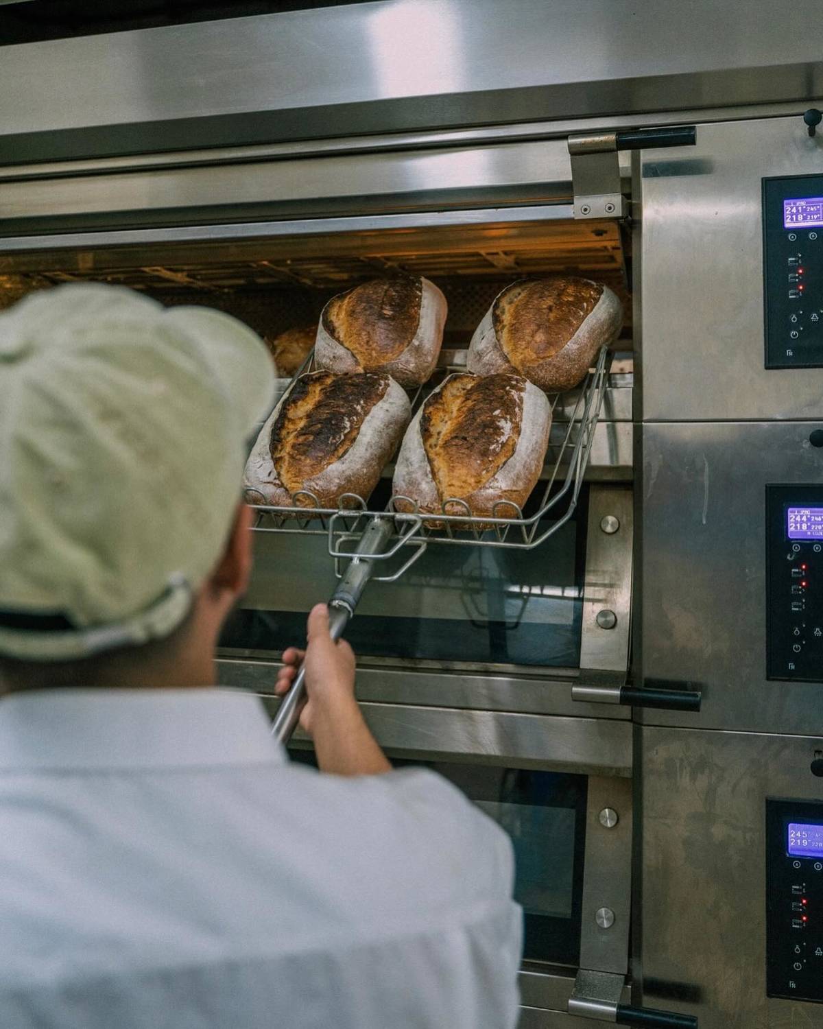 padeiro a tirar pão do forno