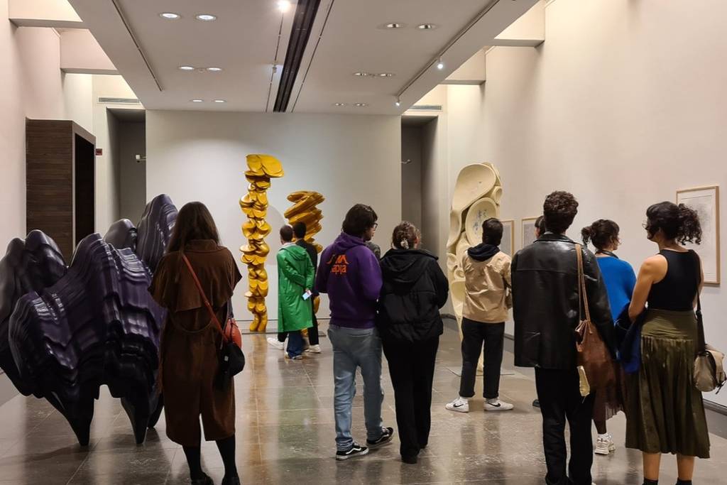 Menschen im Museum für zeitgenössische Kunst am Internationalen Museumstag