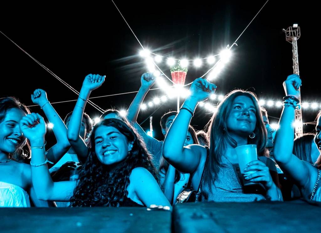 gente viendo conciertos en los Santos en Santos