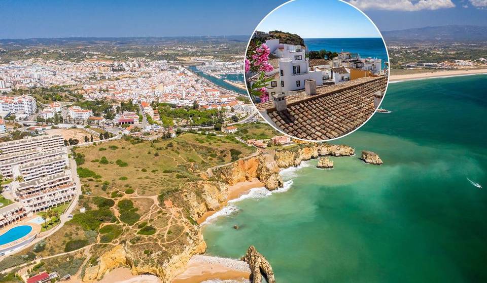 De casas brancas e azuis à beira-mar: conhece a ‘Santorini portuguesa’