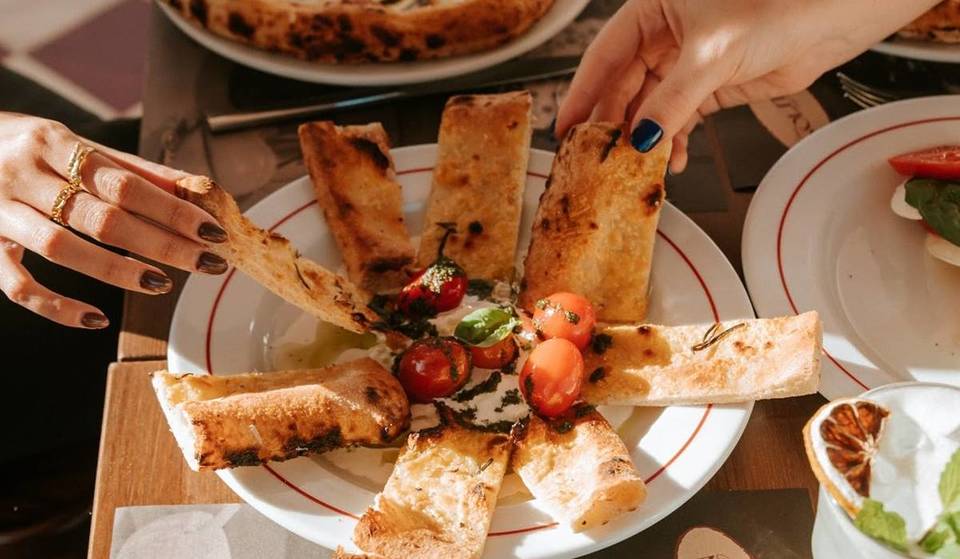 Diese Pizzeria hat eine gute Atmosphäre, gute Pizzen und 80 Sitzplätze mit Blick auf den Tejo
