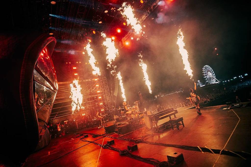 banda muse num concerto ao vivo