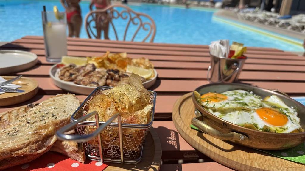 comida en la terraza de Arriba Guincho