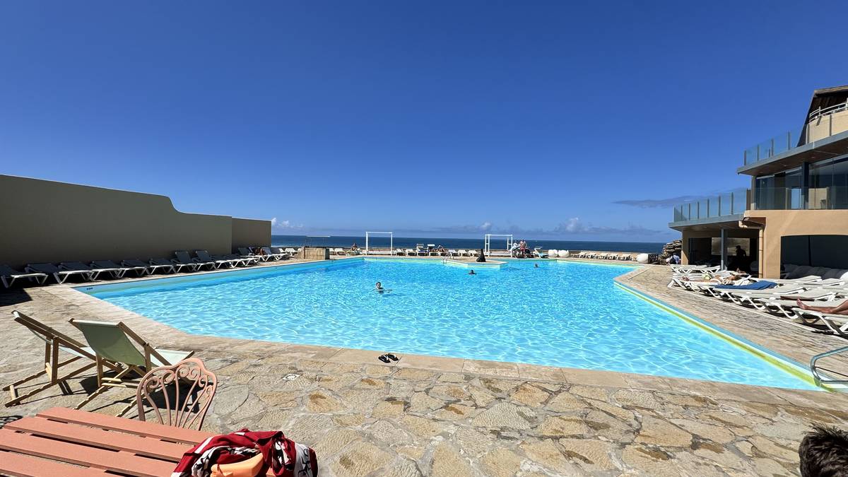 um dia na piscina de água salgada do arriba guincho
