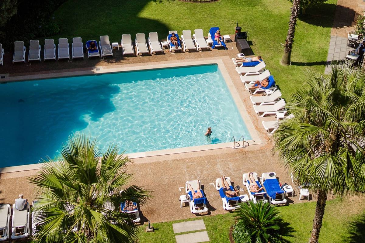 pessoas na piscina no lisbon marriott hotel