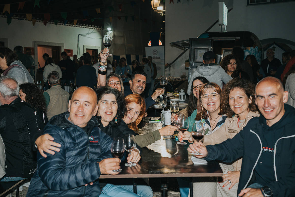 pessoas a provarem vinhos de lisboa no festival vinhos na aldeia galega da merceana