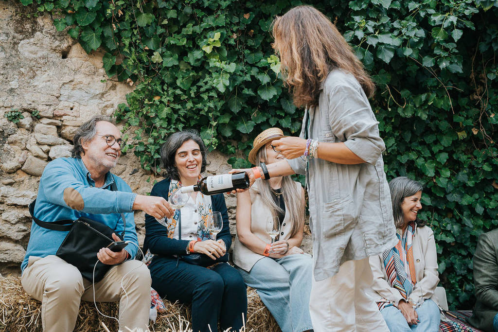 people tasting lisbon wines at the vinhos na aldeia galega da merceana festival