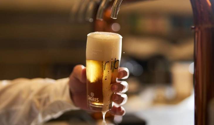 Explora as cervejarias mais lendárias de Lisboa, que combinam tradição e sabores portugueses