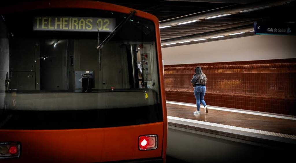 persona y metro en una estación, abono circula pt