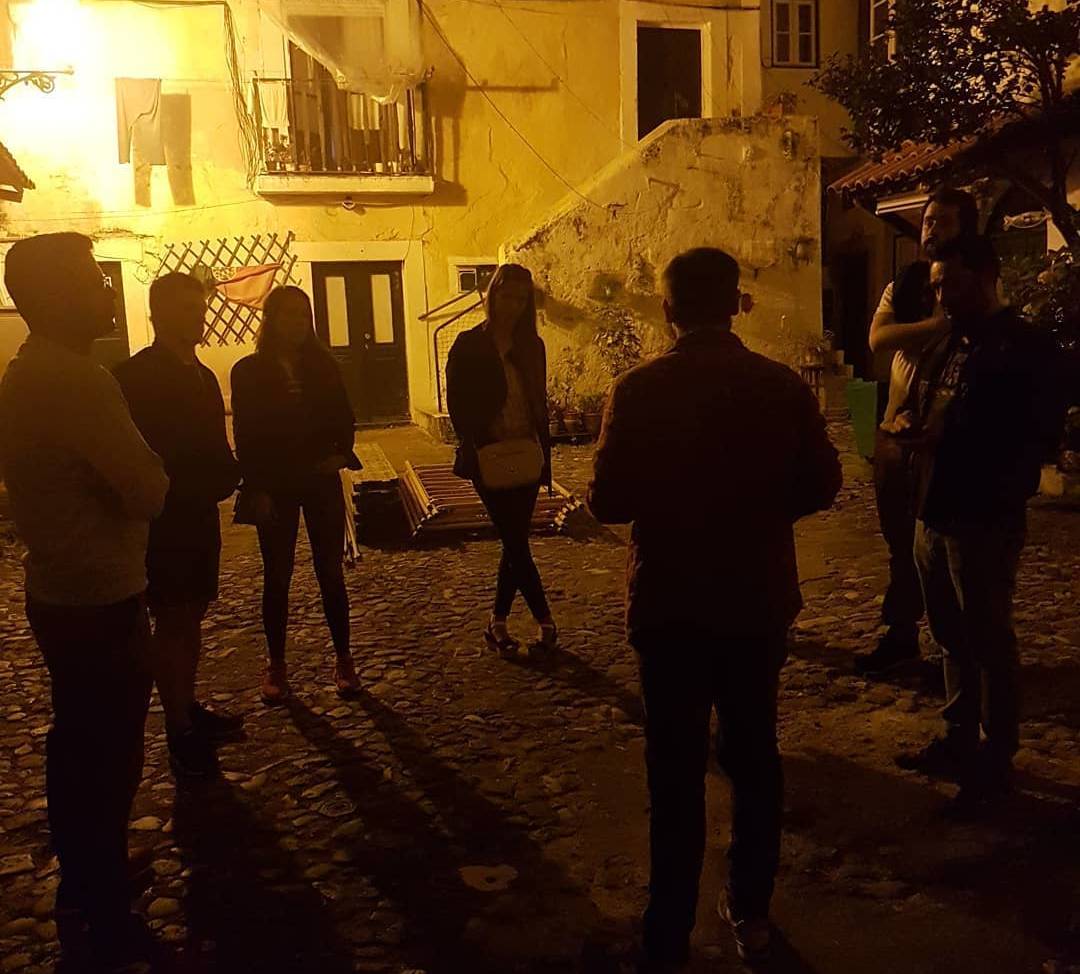 pessoas a participar na caminhada noturna crimes de lisboa