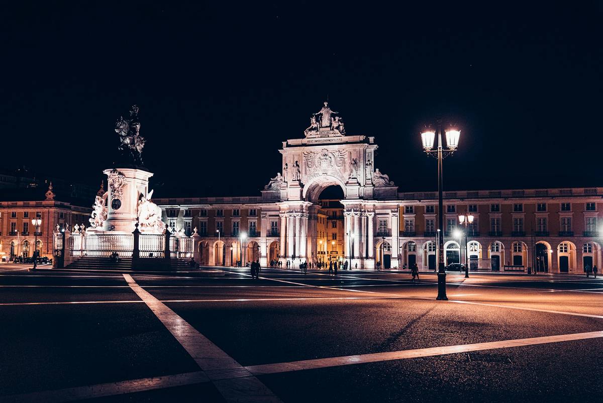 praça do comércio à noite