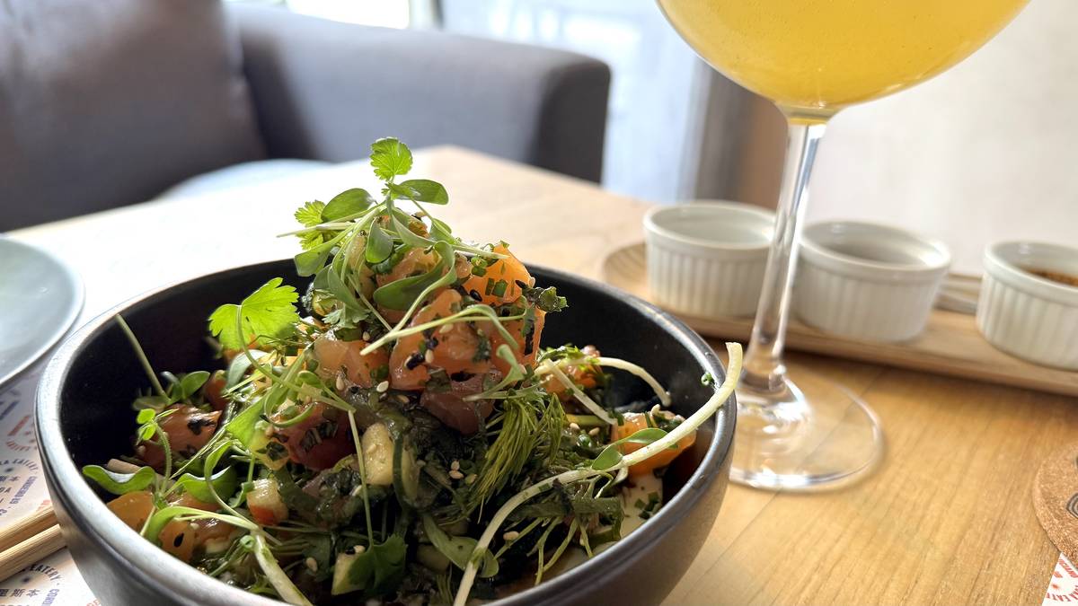 Nuóc Châm Salmon Salad no restaurante Luka Lisboa, comida de rua asiática
