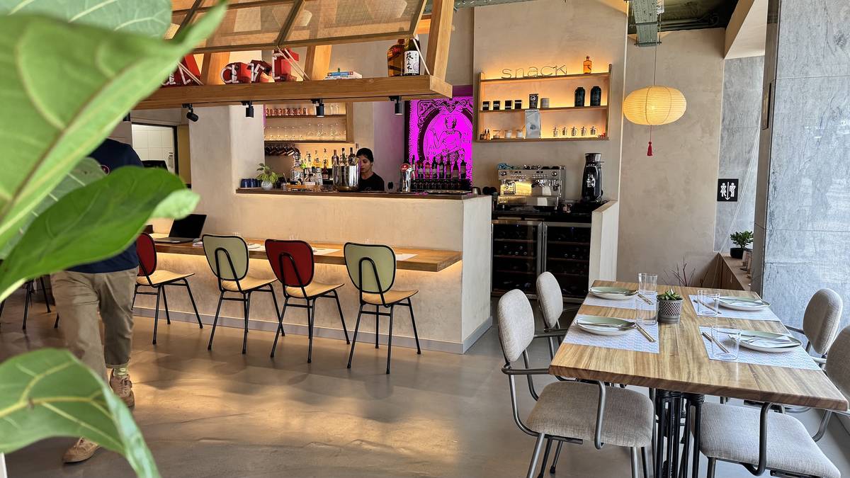 os típicos bancos que se encontram em quase todos os restaurantes de inspiração asiática