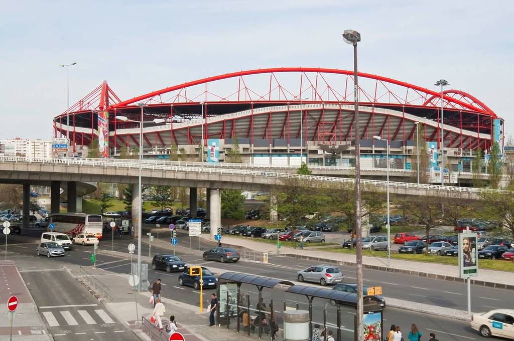 tráfico en los alrededores del estadio de luz, calles cortadas