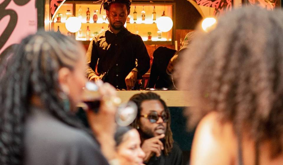 La Pink Street di Lisbona ha un nuovo spazio che unisce bar e cultura, con DJ set, hamburger da urlo e cocktail esclusivi