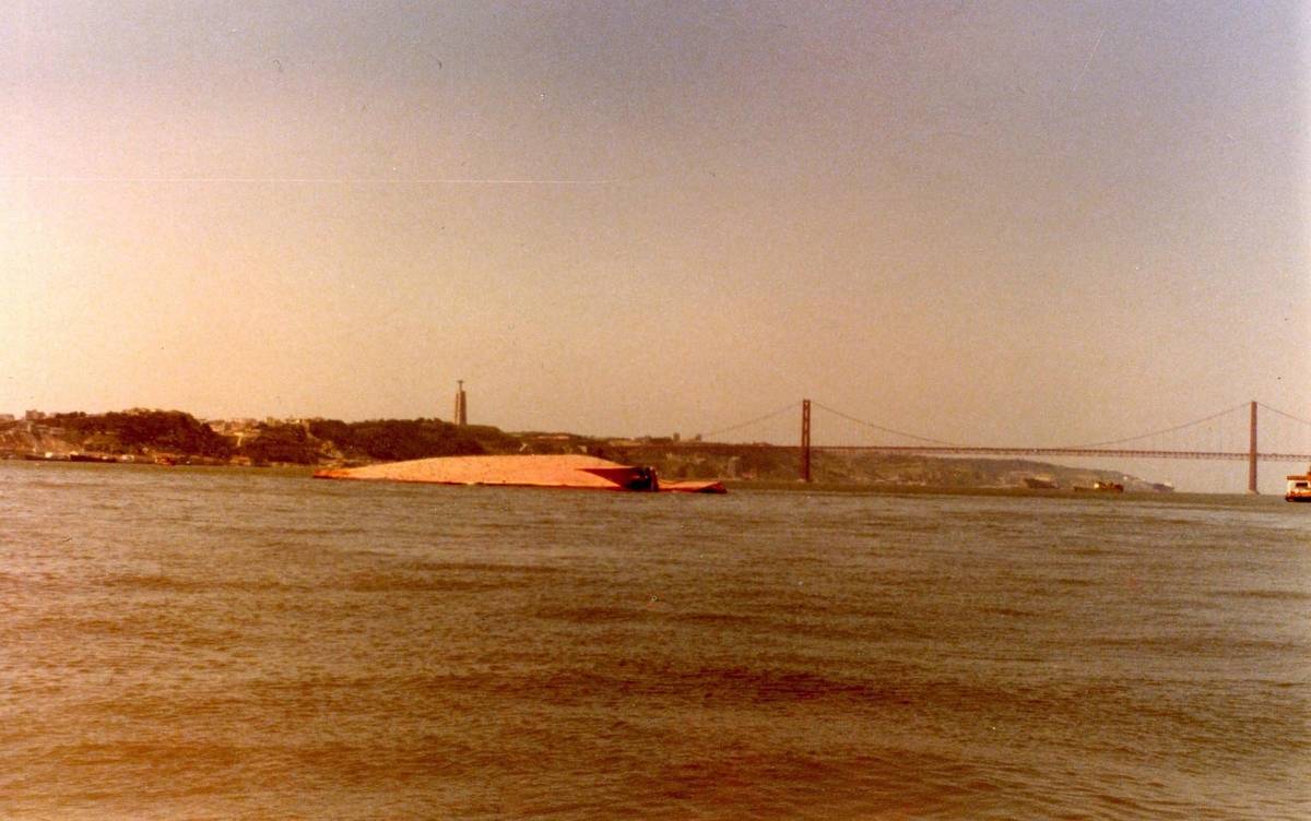 porta-contentores Tollan afundado no rio tejo