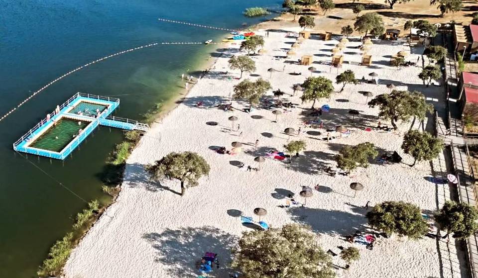 A due ore da Lisbona, la Praia Fluvial de Albergaria dos Fusos è un rifugio sereno dove la natura incontra il divertimento