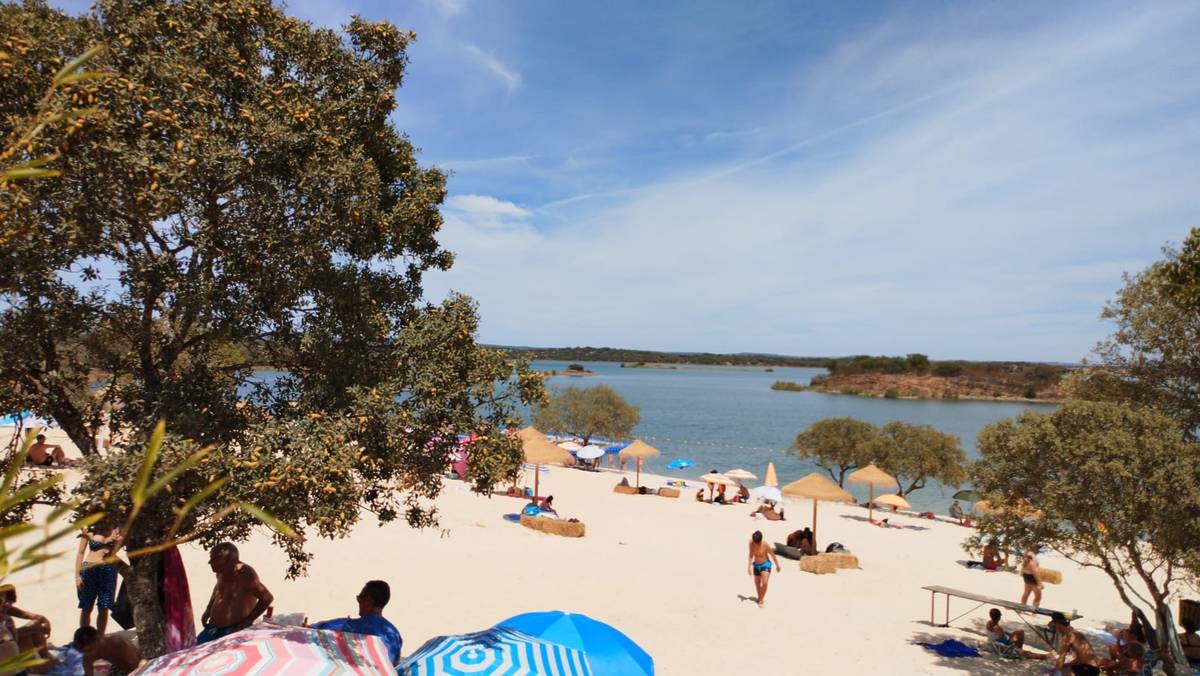 chapéus de palha na Praia Fluvial de Albergaria dos Fusos