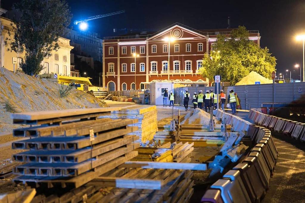 Arbeiten des Generalentwässerungsplans von Lissabon in der Nähe des Bahnhofs Santa Apolónia