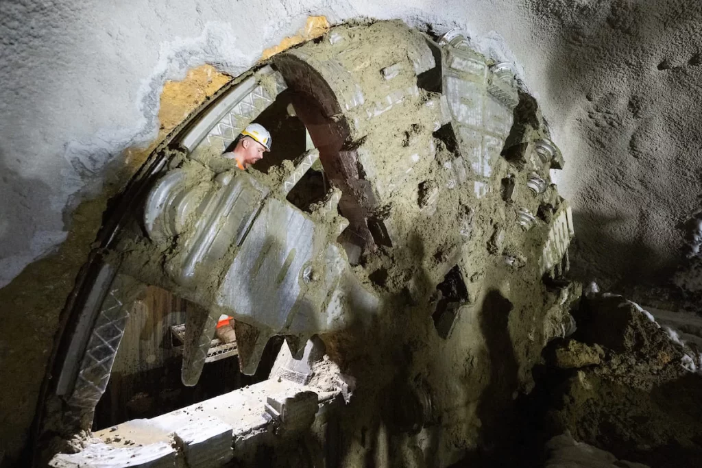 Bagger, der beim Bau des Mega-Tunnels im Rahmen des Allgemeinen Entwässerungsplans von Lissabon eingesetzt wurde und den Bahnhof Santa Apolónia erreicht hat