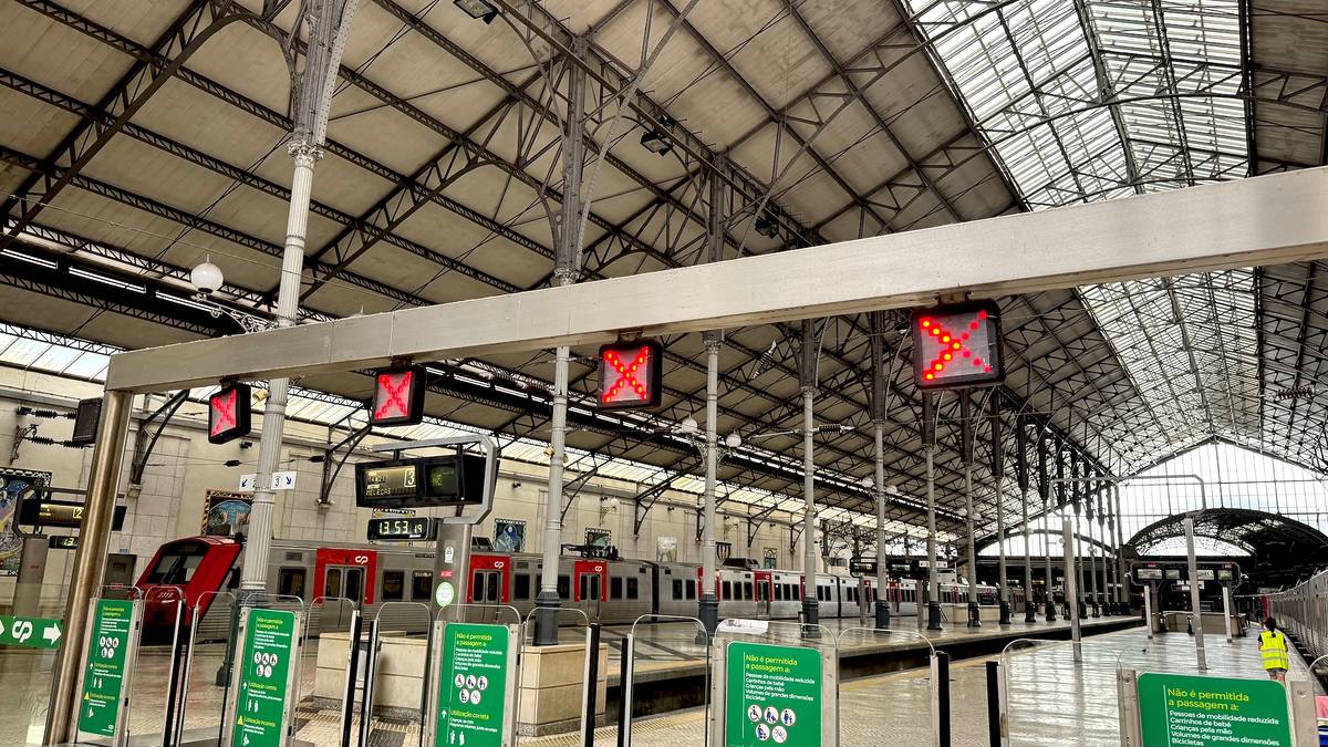 constrangimentos transportes públicos em lisboa, comboios na estação do rossio