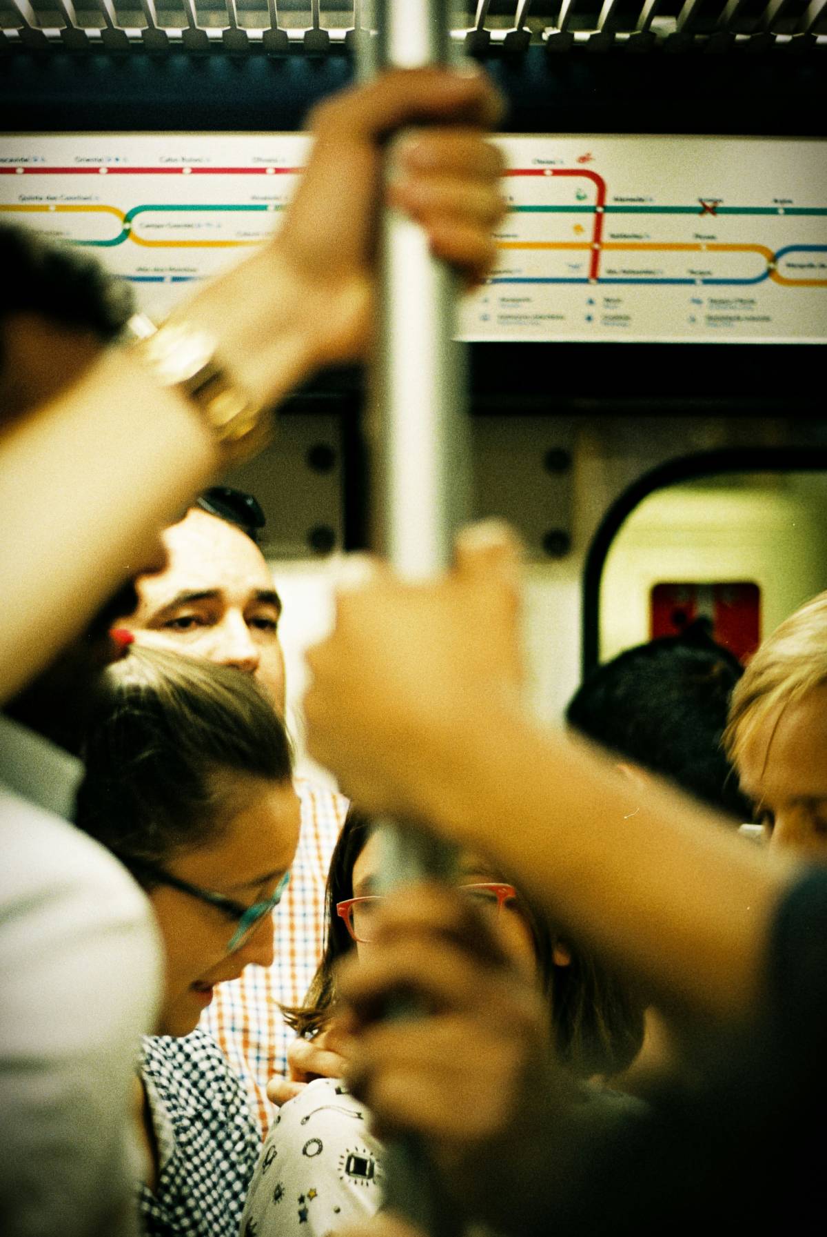 pessoas no metro de lisboa