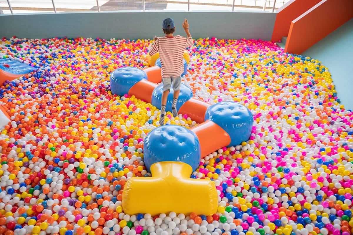 criança numa piscina de bolas