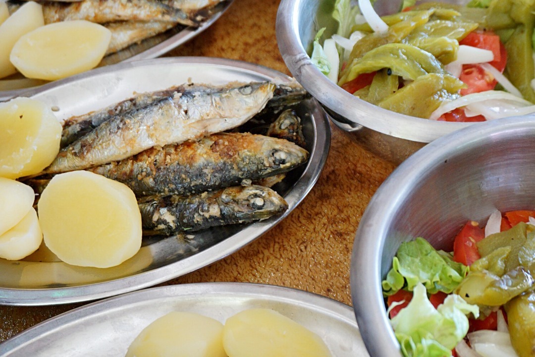 sardinhas assadas no restaurante último porto