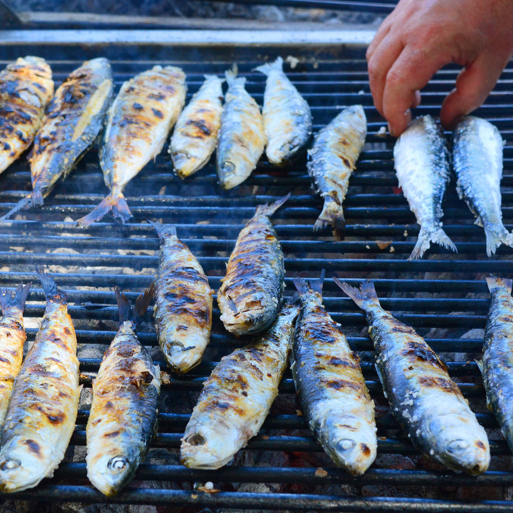 grilling fish at the Kadete Solar Restaurant