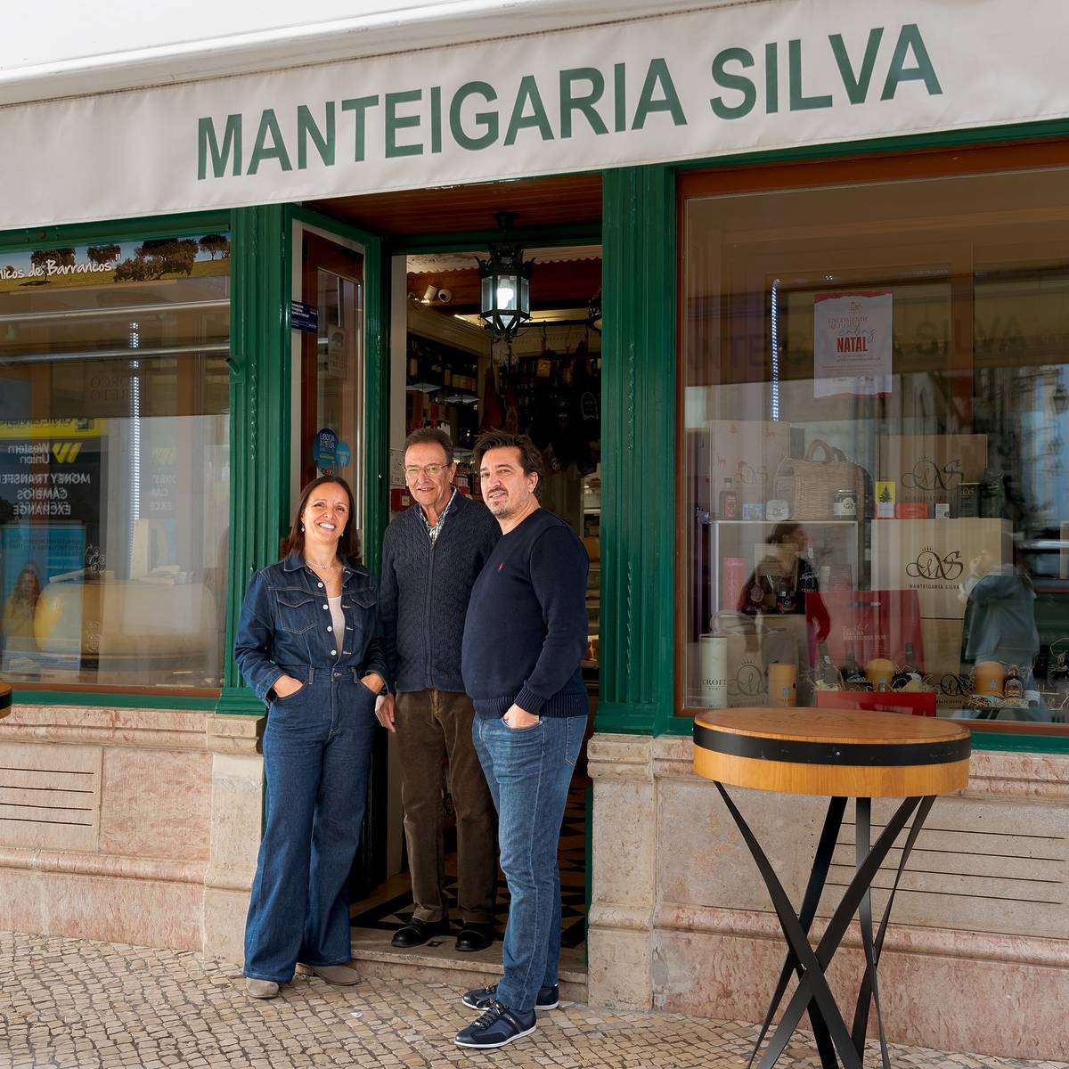 O fundador e os filhos da Manteigaria Silva: José Tabuaço Branco ao meio, e Laura Branco e José Branco.