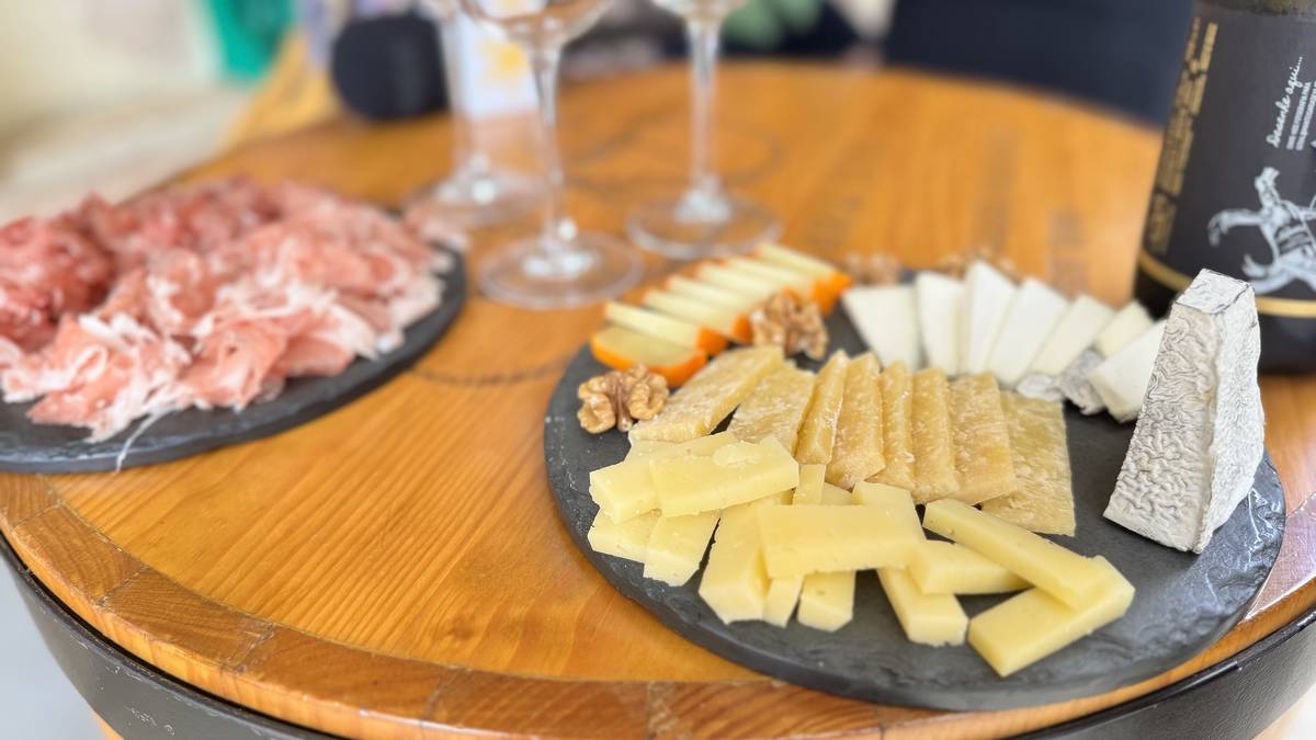 mesa com queijos e enchidos na mercearia manteigaria silva