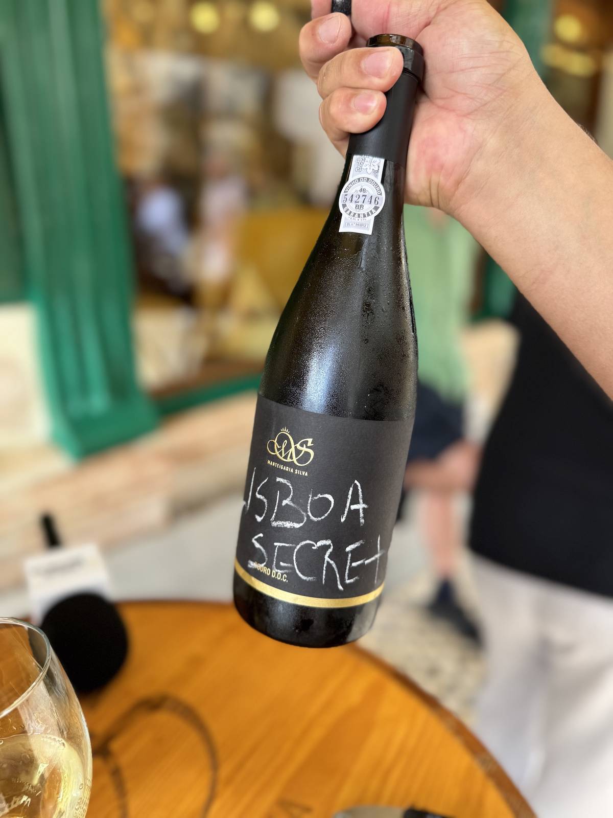 As garrafas de vinho da casa têm rótulos em ardósia, para poderes personalizar ao teu gosto