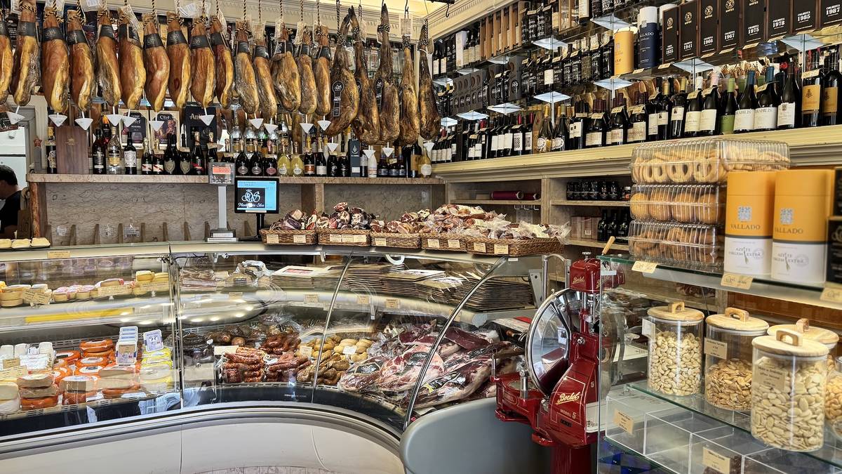 Vitrine e prateleiras com os melhores produtos à venda na Manteigaria Silva