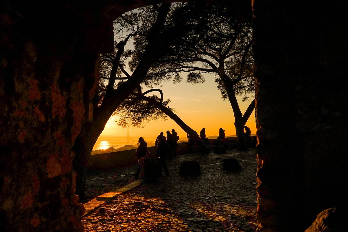 pôr do sol no castelo de são jorge