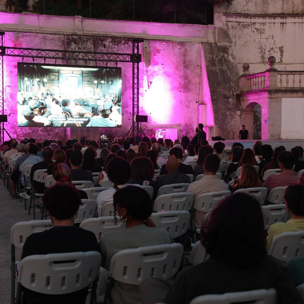 pessoas a assistir a um filme nas sessões de cinema ao ar livre no jardim do torel