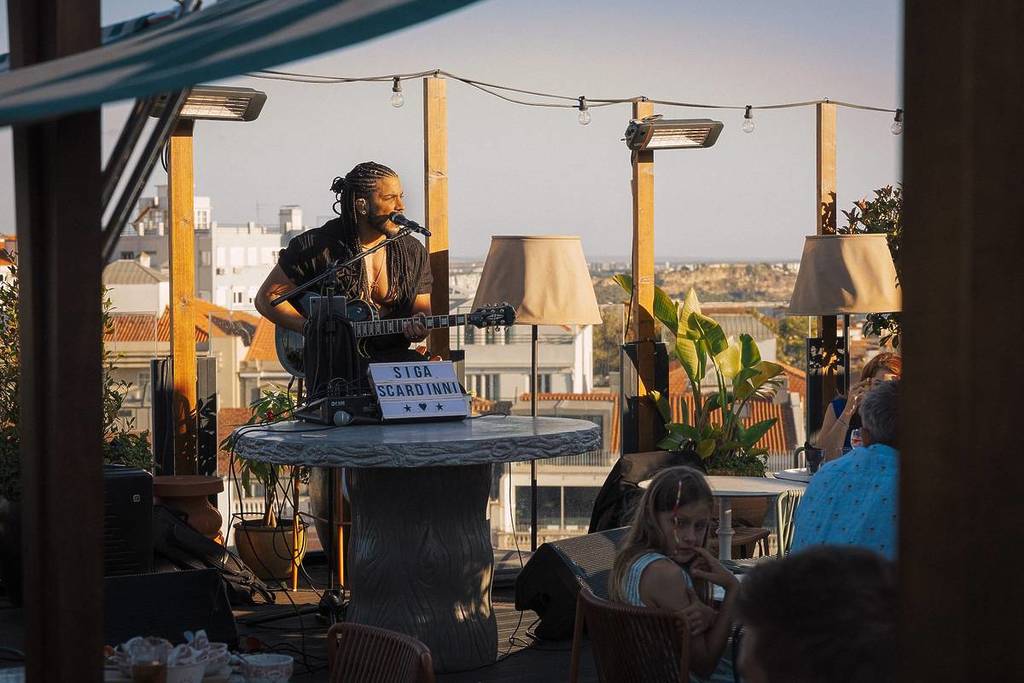 musica dal vivo al tramonto sul rooftop del Mama Shelter