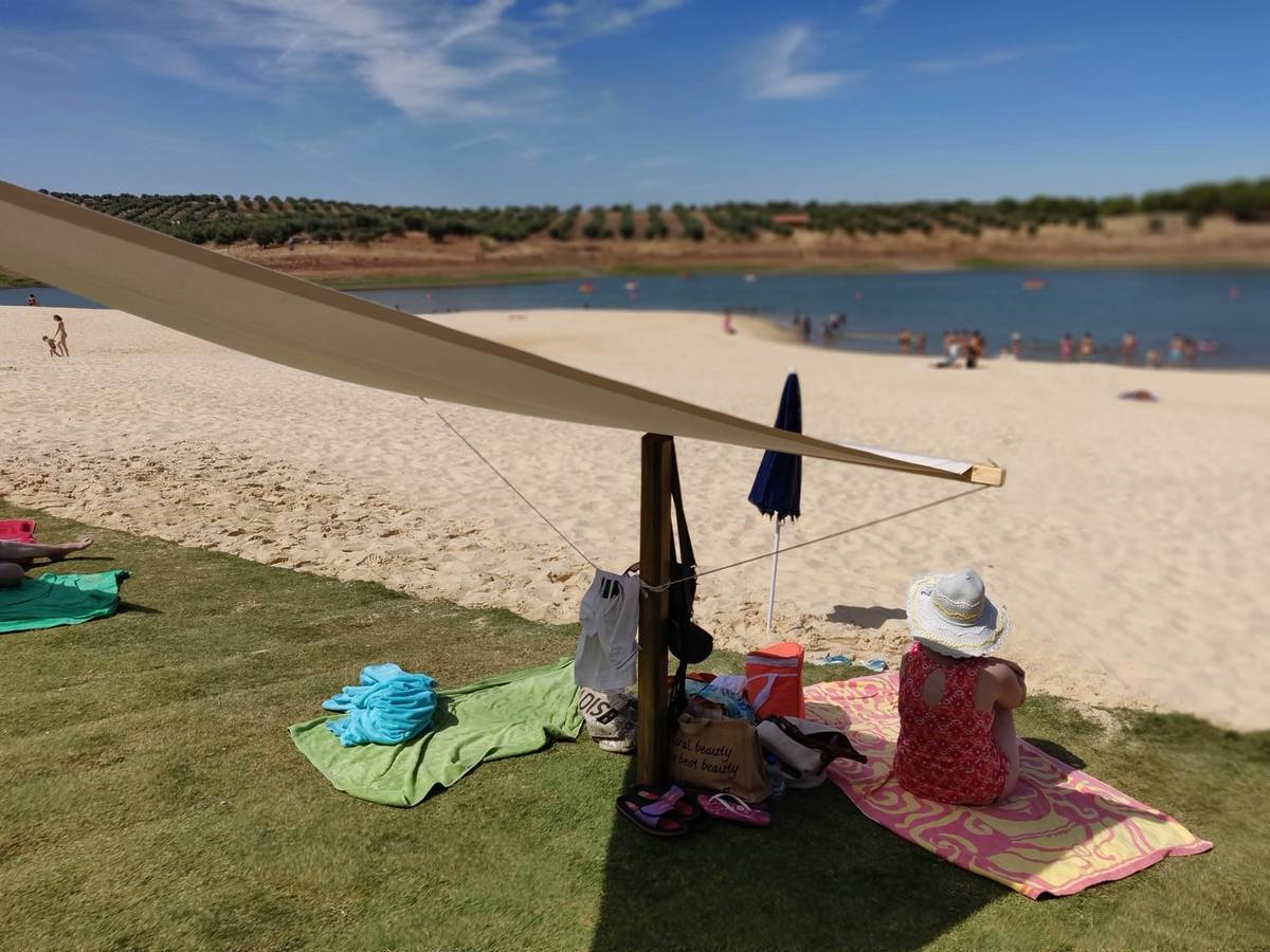 pessoas na praia fluvial de alqueva