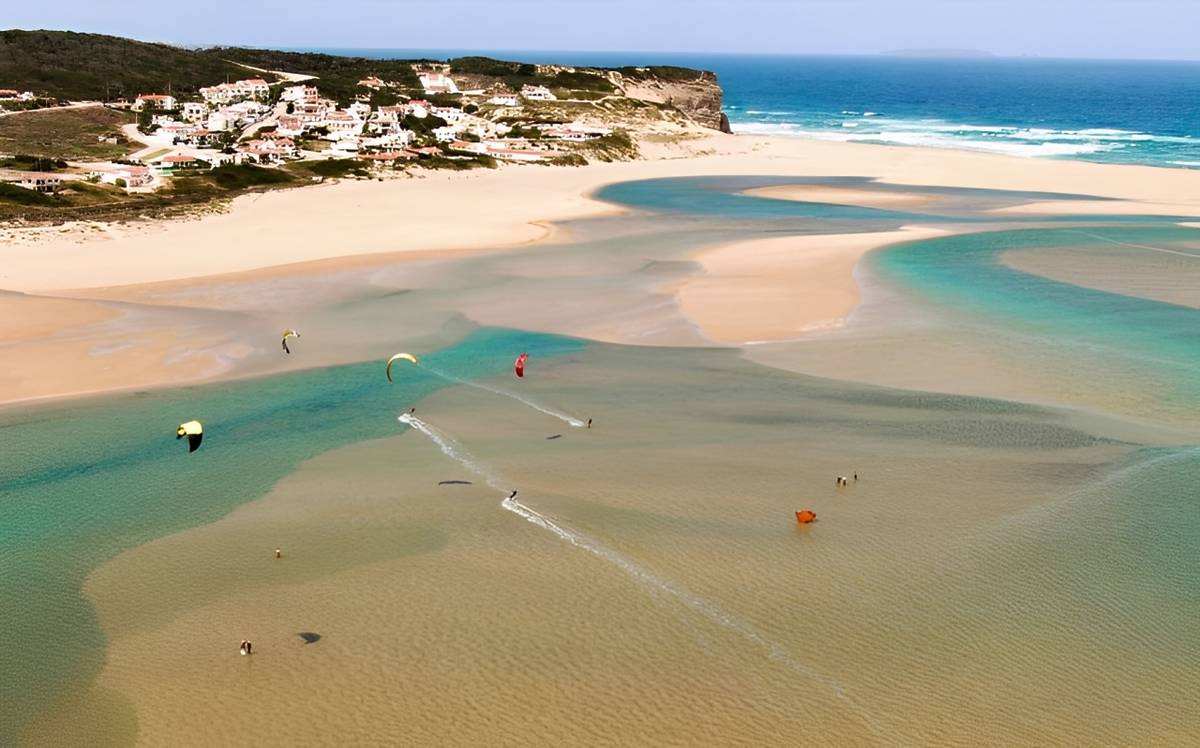 praticantes de desportos náuticos na lagoa de óbidos