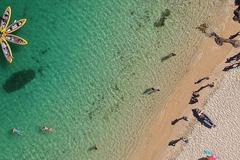 pessoas na Praia dos Coelhos, serra da arrábida, setúbal