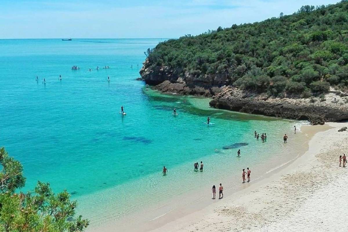 pessoas na Praia dos Coelhos, serra da arrábida, setúbal