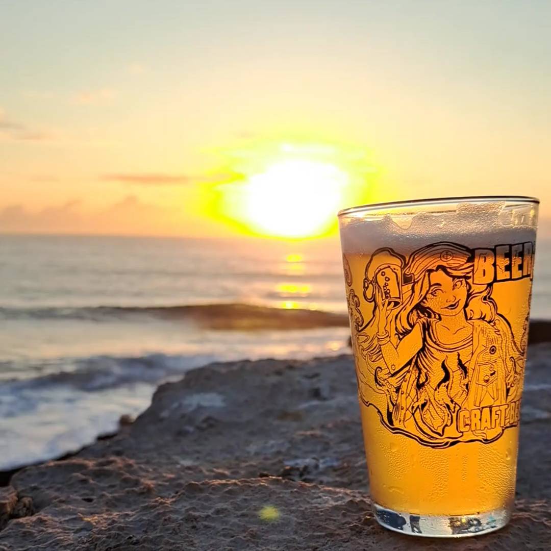 copo de cerveja com pôr do sol ao fundo