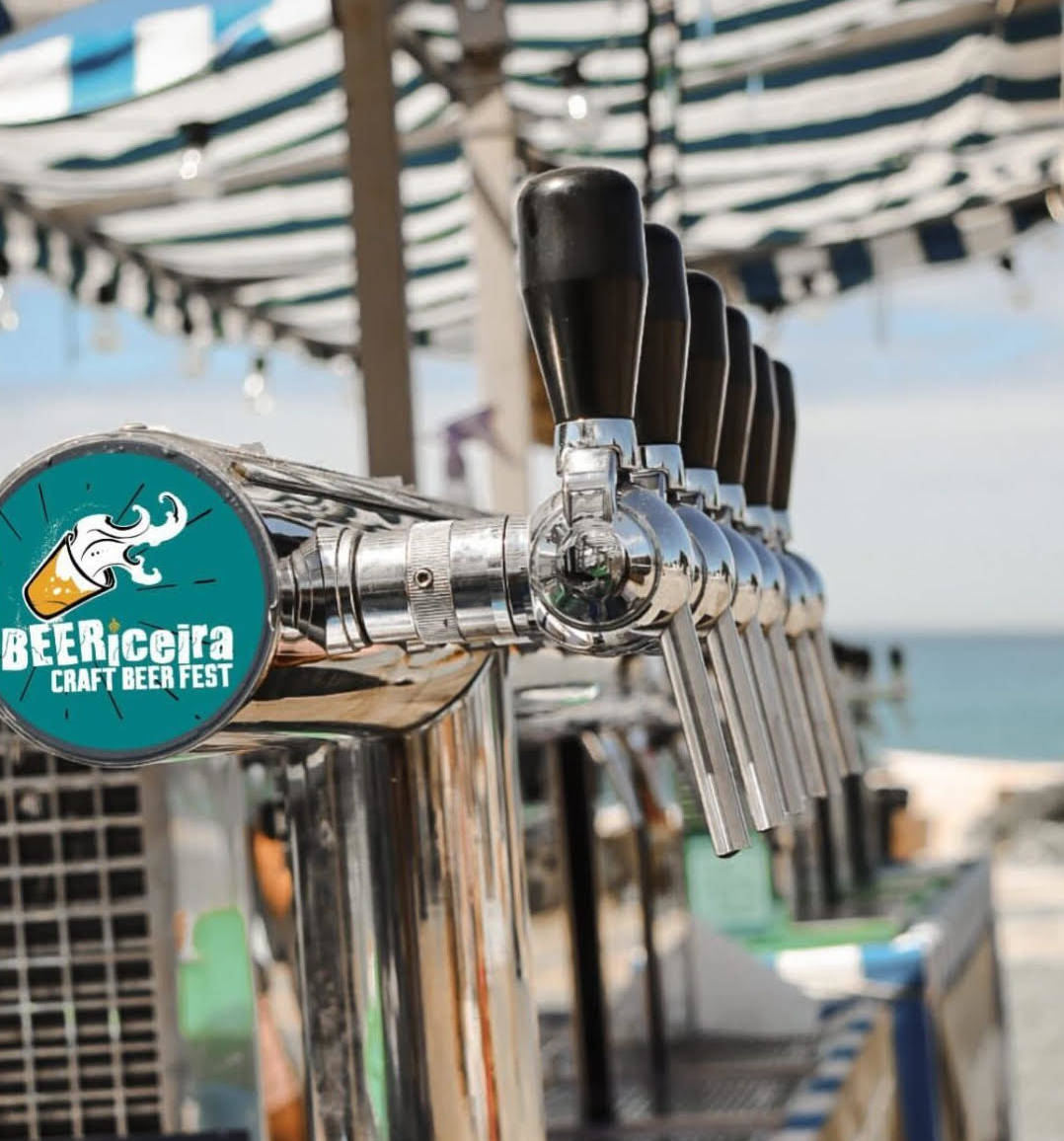fila de torneiras de cerveja para o festival de cerveja artesanal beericeira