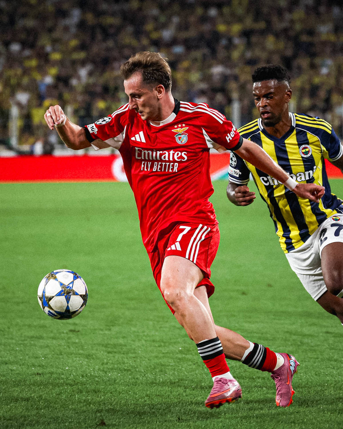 dois jogadores de futebol, do benfica e do fenerbahce, Kerem Akturkoglu e Nelson Semedo