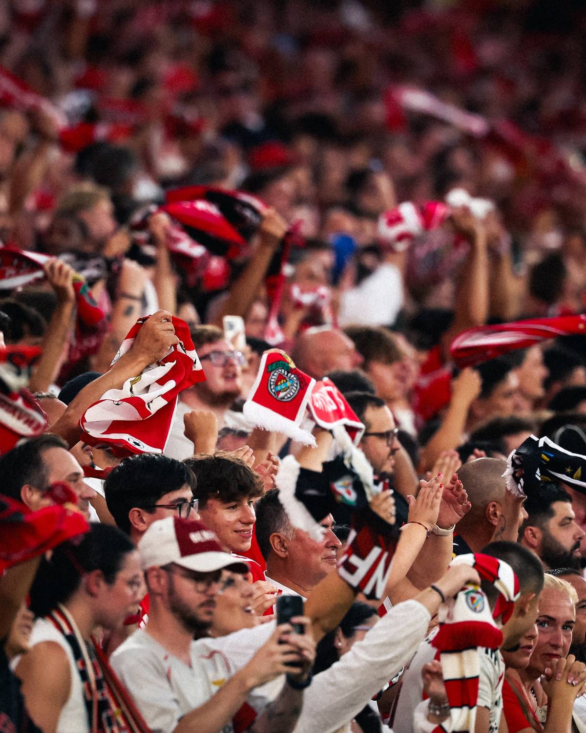 adeptos do benfica no estádio da luz