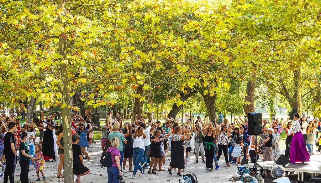 people dancing in the streets of Lisbon, street parties