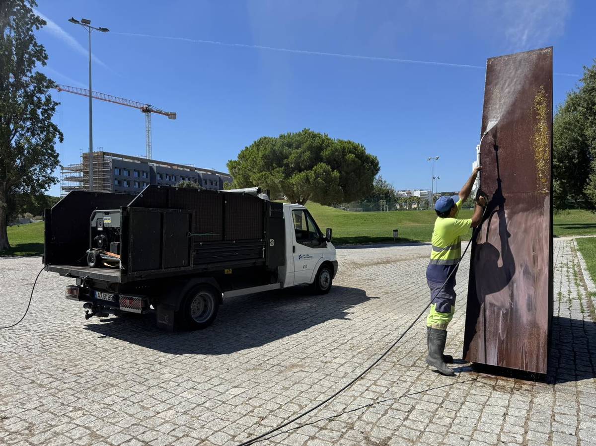 funcionário da junta de freguesia do parque das nações a limpar o toban