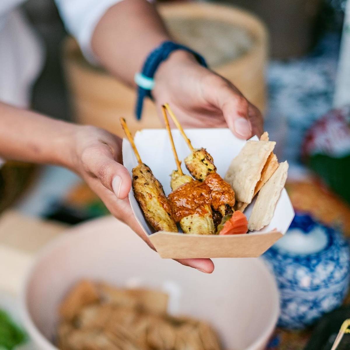 comida picante tailandesa no mercado noturno night stories