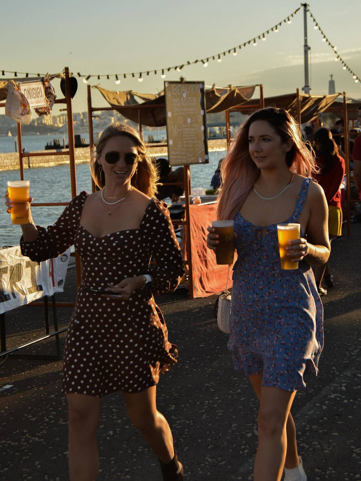 mulheres com cerveja no evento night stories