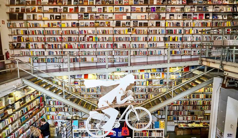Uno de los cafés-librería más bonitos del mundo está en Lisboa (y no lo decimos nosotros)