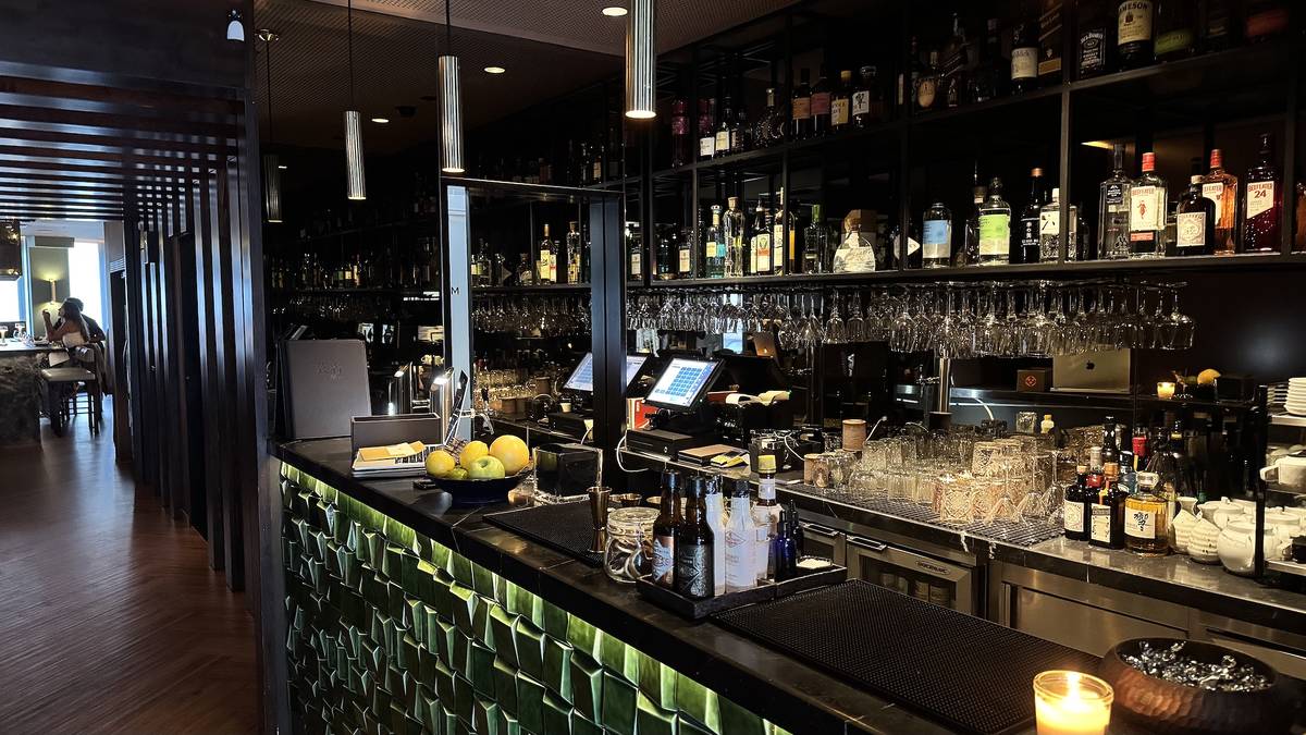 O bar fico logo à entrada, junto à porta do Mimi